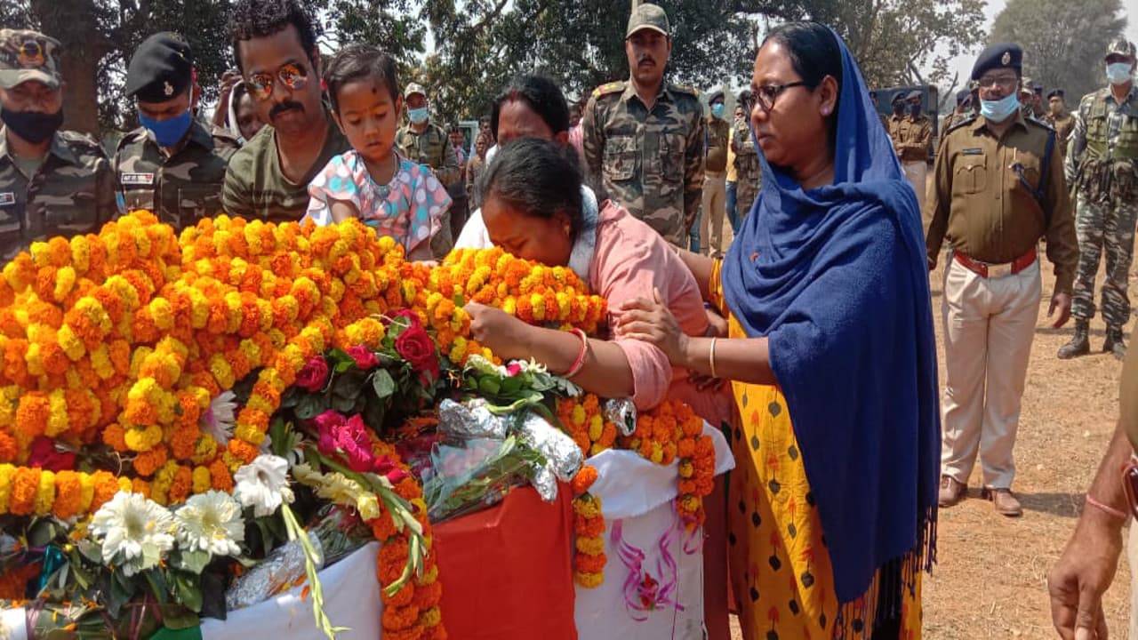 चाईबासा नक्सली बम विस्फोट मामले में शहीद हुए जवान किरण सुरीन के अंतिम संस्कार पर रो पड़ा कोलेबिरा, राजकीय सम्मान के साथ हुई विदाई