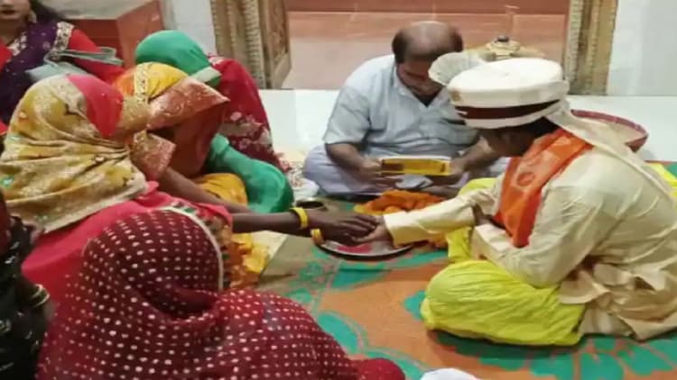 अजब-गजब! मुजफ्फरपुर में बिजली का लाइन ठीक करने गया अधेड़, लोगों ने पकड़ कर करा दी शादी, जानें पूरा मामला