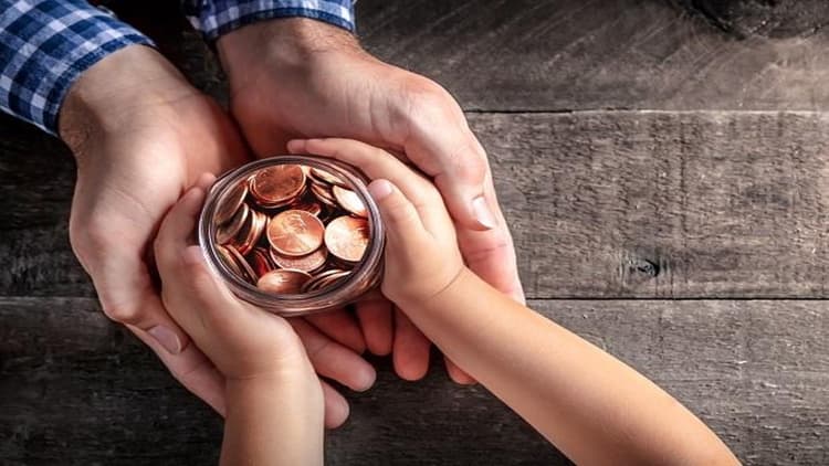 Small Saving Scheme: छोटी बचत योजनाओं में बदलाव कर सकती है सरकार