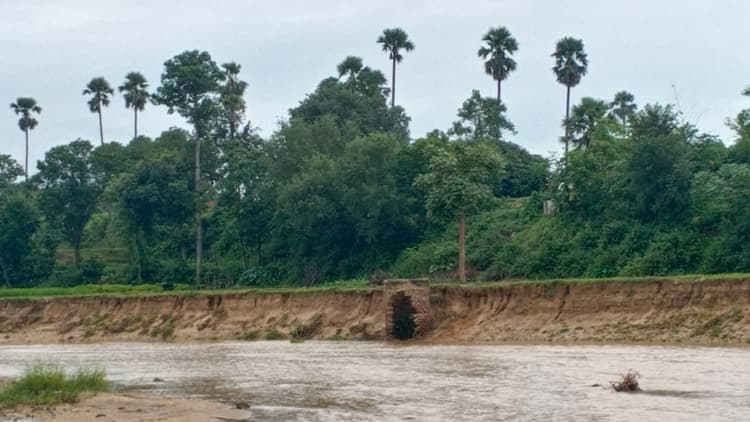 Exclusive Photo: झारखंड में नदी में समा गयी किसानों की 25 एकड़ जमीन, करोड़ों का नुकसान