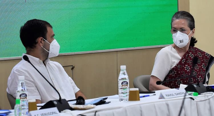 कांग्रेस कार्यसमिति में सोनिया गांधी- मैं फुलटाइम अध्यक्ष, राहुल बोले- अध्यक्ष बनने पर विचार करूंगा
