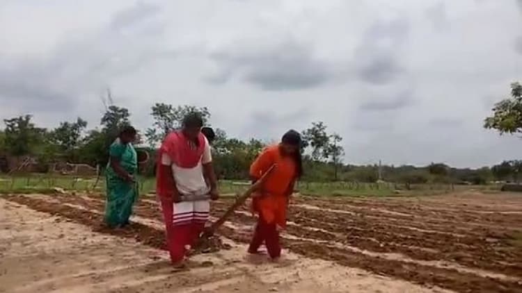 बैलों की जगह हल जोतती बेटियों का वीडियो वायरल, मदद के लिए आगे आये अभिनेता सोनू सूद, ट्रैक्टर किया गिफ्ट