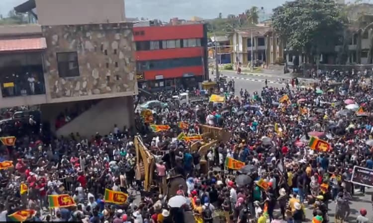 Sri Lanka Crisis: श्रीलंका-ऑस्ट्रेलिया मैच के दौरान प्रदर्शनकारियों का हंगामा, जयसूर्या भी सड़क पर उतरे