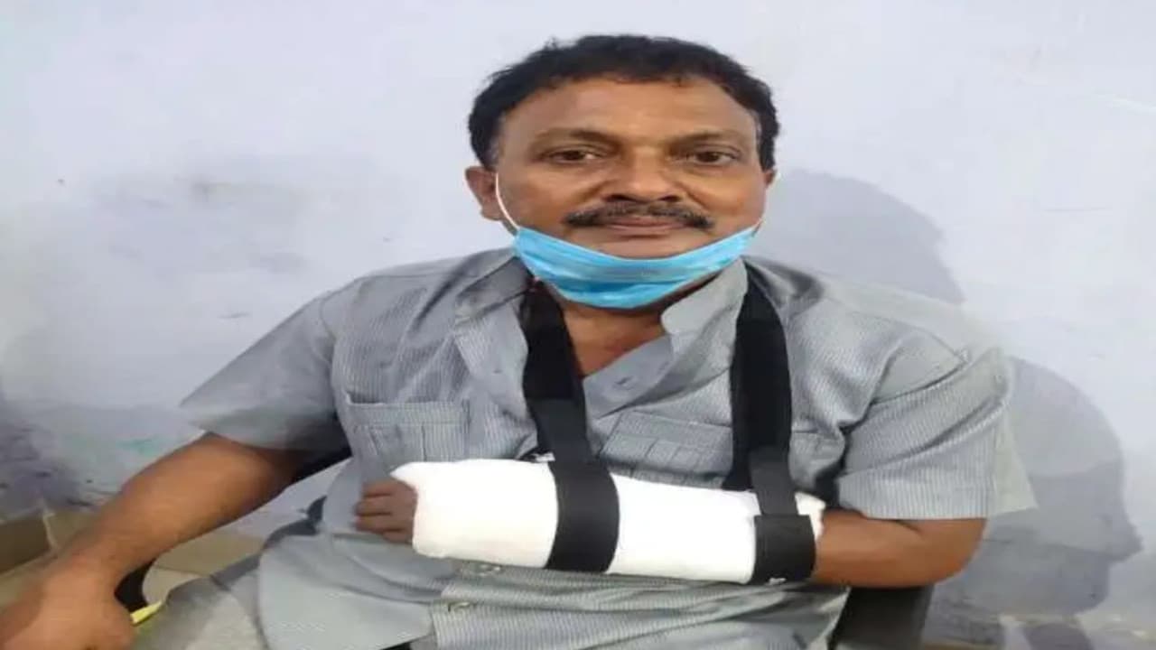 चक्रधरपुर थाना के सब इंस्पेक्टर 2500 रुपये घूस लेते गिरफ्तार, पश्चिमी सिंहभूम एसपी ने किया सस्पेंड चक्रधरपुर थाना के सब इंस्पेक्टर 2500 रुपये घूस लेते गिरफ्तार, पश्चिमी सिंहभूम एसपी ने किया सस्पेंड