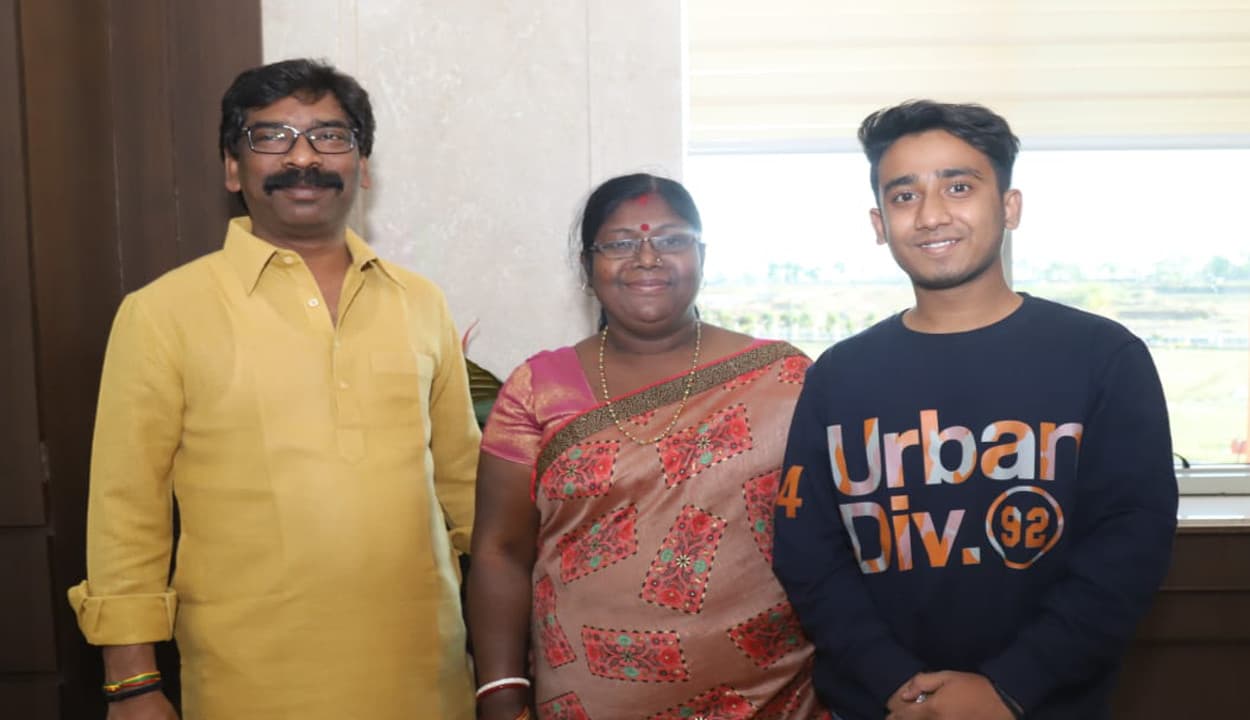 सब्जी दुकानदार के बेटे की प्रतिभा को सीएम हेमंत ने सराहा, पढ़ाई के लिए दिये एक लाख रुपये