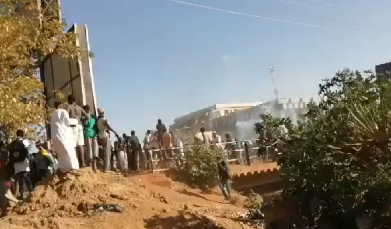 Sudan Clash: सूडान में सेना और रैपिड फोर्स के बीच भारी गोलीबारी, भारतीयों को घर के अंदर रहने की दी गयी सलाह