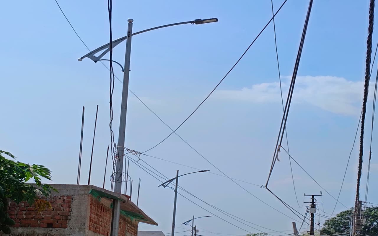 धनबाद : अंधेरे से परेशान सुगियाडीह के लोगों ने खुद जोड़ लिये स्ट्रीट लाइट का बिजली कनेक्शन, पढ़ें पूरी खबर