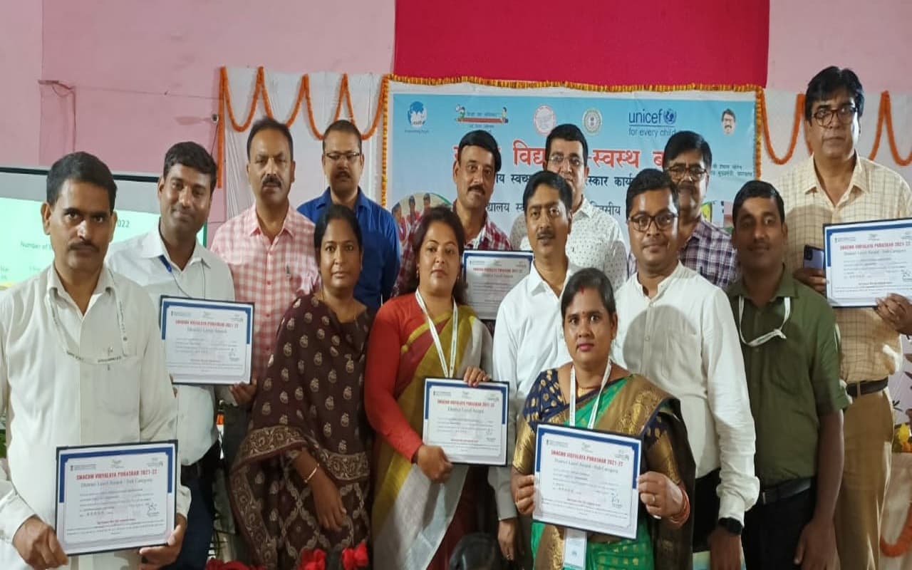 Jharkhand News : झारखंड के हजारीबाग के 38 स्कूलों को स्वच्छ विद्यालय पुरस्कार, शिक्षकों को मिला सम्मान