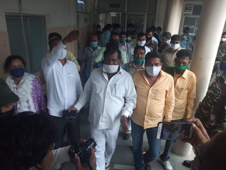 शव देने से इन्कार करने पर झामुमो के 4 विधायकों व पूर्व सांसद ने 3 घंटे तक TMH में किया हंगामा