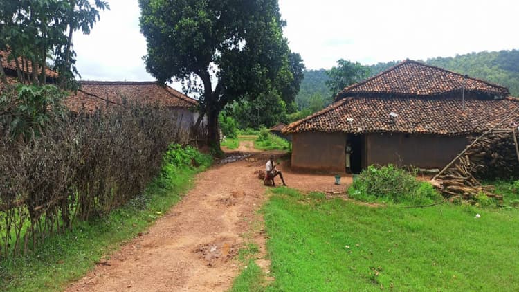 गुमला के तबेला गांव में नक्सलियों का आना-जाना हुआ बंद, तो अब ग्रामीण चाहते हैं विकास