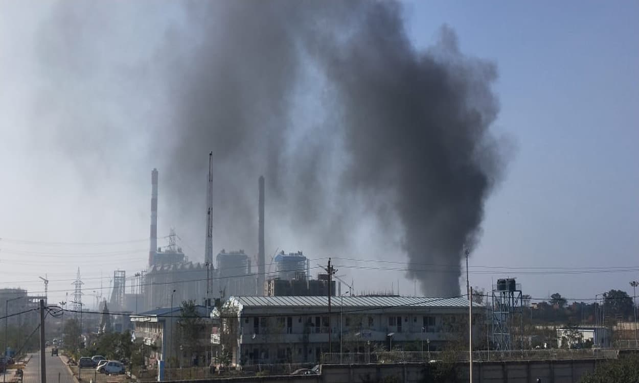 टंडवा के NTPC क्षेत्र में लगी आग, स्क्रैप जलकर हुई राख