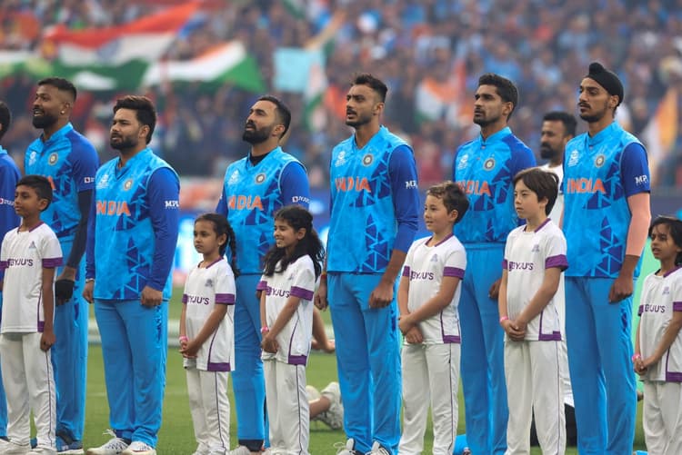 India vs Pakistan: क्रिकेट प्रेमियों ने MCG में जमाया रंग, राष्ट्रगान के समय भावुक हुए रोहित शर्मा VIDEO