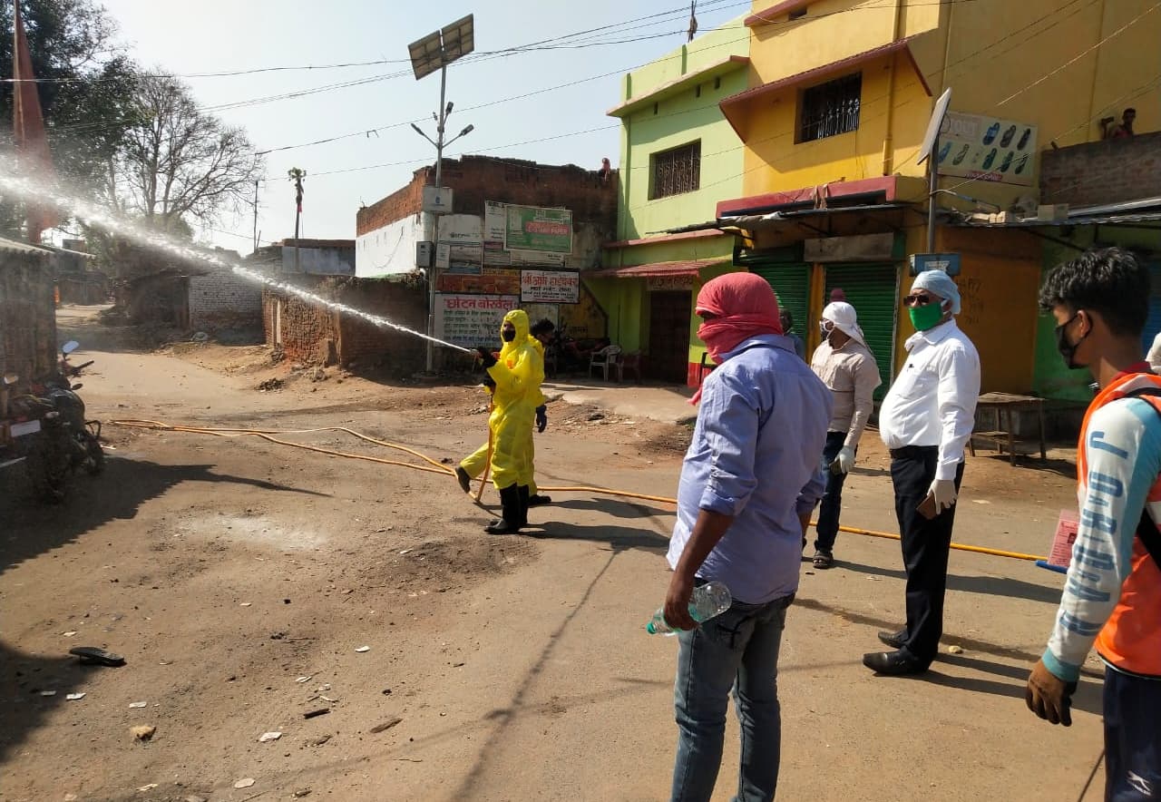 Bokaro Covid19: तेलो में कोरोना संक्रमित मरीज मिलने से चिंतित हैं 40 टोलों की 25 हजार की आबादी Bokaro Covid19: तेलो में कोरोना संक्रमित मरीज मिलने से चिंतित हैं 40 टोलों की 25 हजार की आबादी