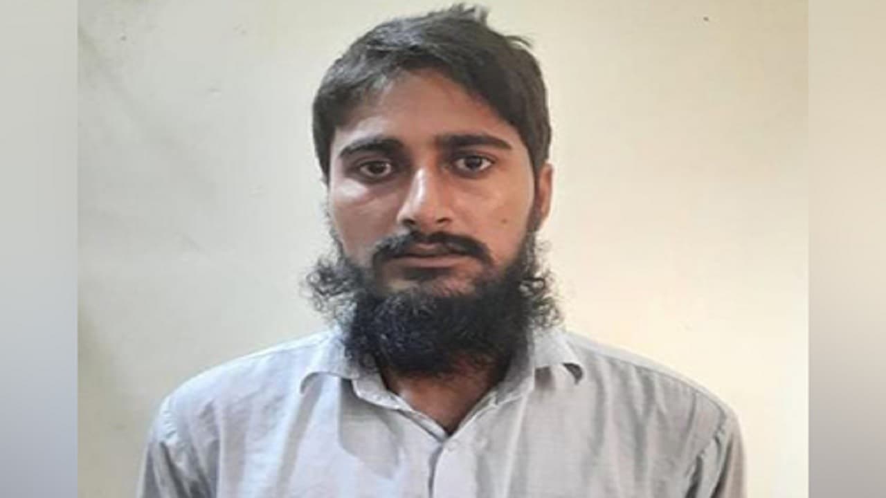 Terrorist Arrest: यूपी के सहारनपुर से आतंकी गिरफ्तार, जैश ने नूपुर शर्मा को मारने का काम दिया था टास्क Terrorist Arrest: यूपी के सहारनपुर से आतंकी गिरफ्तार, जैश ने नूपुर शर्मा को मारने का काम दिया था टास्क