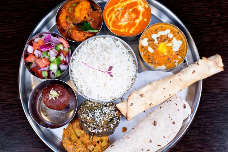 UP Election 2022: चाय-समोसे के साथ ही चुनाव आयोग अब मांग रहा थालियों का हिसाब, EC ने बदली खर्च की सूची