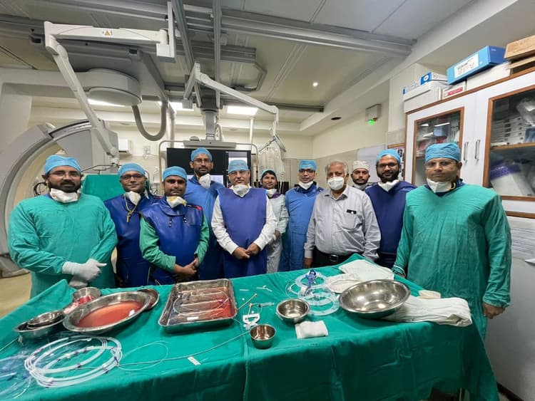 AMU: महिला के मस्तिष्क में गुब्बारे नुमा सेरेब्रल एन्यूरिज्म की हुई दुर्लभ सर्जरी, कुलपति ने की प्रशंसा