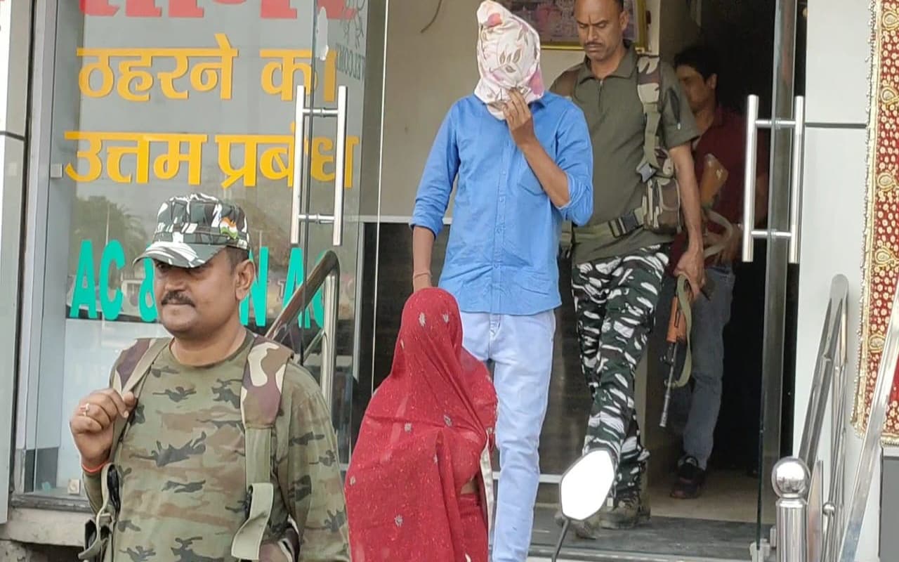 कोडरमा : तिलैया के 2 होटल में पुलिस ने की छापेमारी, 5 जोड़े धराये