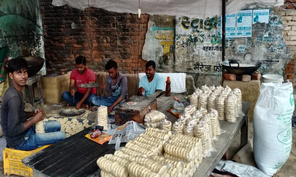 झारखंड- बिहार के क्षेत्रों में जाने को तैयार है बड़कागांव का स्वादिष्ट तिलकुट, फैलने लगी है सौंधी- सौंधी महक झारखंड- बिहार के क्षेत्रों में जाने को तैयार है बड़कागांव का स्वादिष्ट तिलकुट, फैलने लगी है सौंधी- सौंधी महक