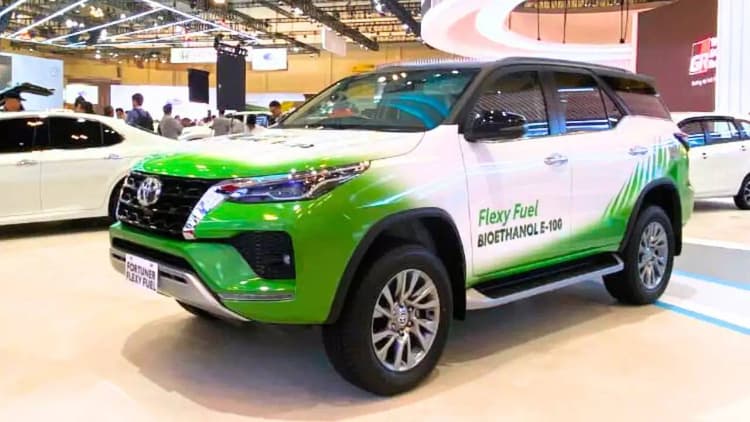 फ्लेक्स फ्यूल इंजन के साथ टोयोटा फॉर्च्यूनर की गई पेश, जानें कब आएगी भारत