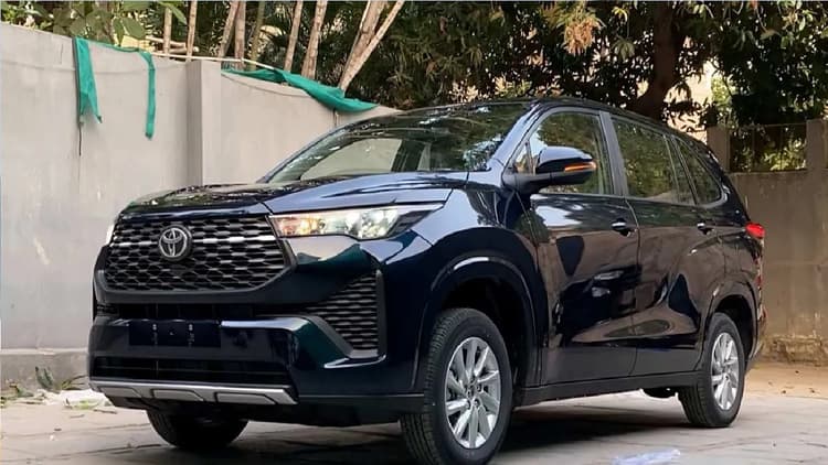 Kia Carnival को आउट करने आ गई टोयोटा की हाईक्रॉस जीएक्स एमपीवी कार, महिंद्रा मराजो को भी दे रही टक्कर