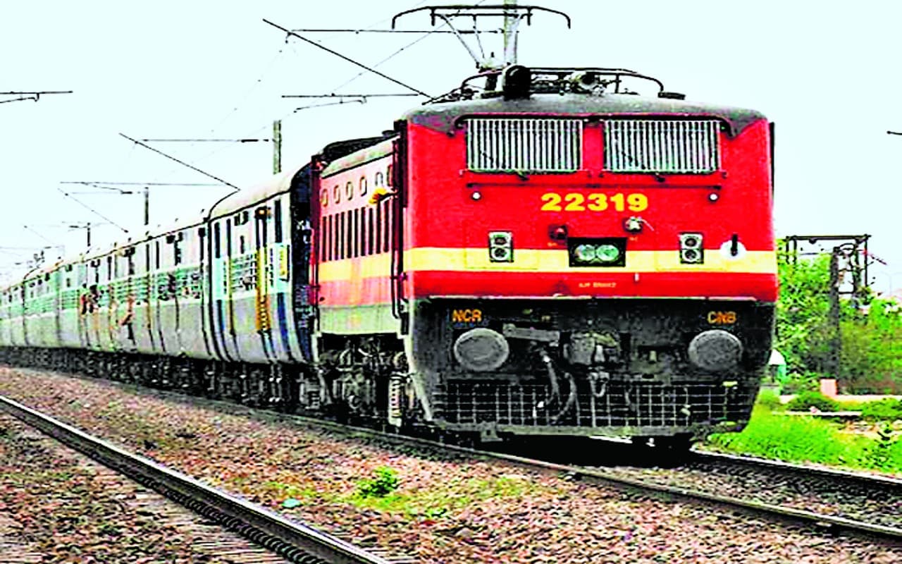 Indian Railways News: 70 यात्री ट्रेनें रद्द, लेकिन पटरियों पर दौड़ रहीं गुड्स ट्रेनें, यात्री परेशान