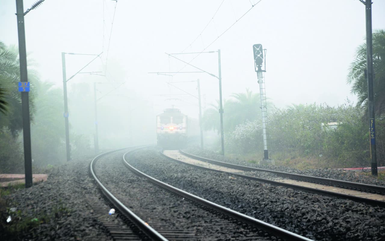 Indian Railways News: झारखंड से गुजरने वाली कई ट्रेनों पर कोहरे का असर, आज भी घंटों लेट आएगी रेलगाड़ियां