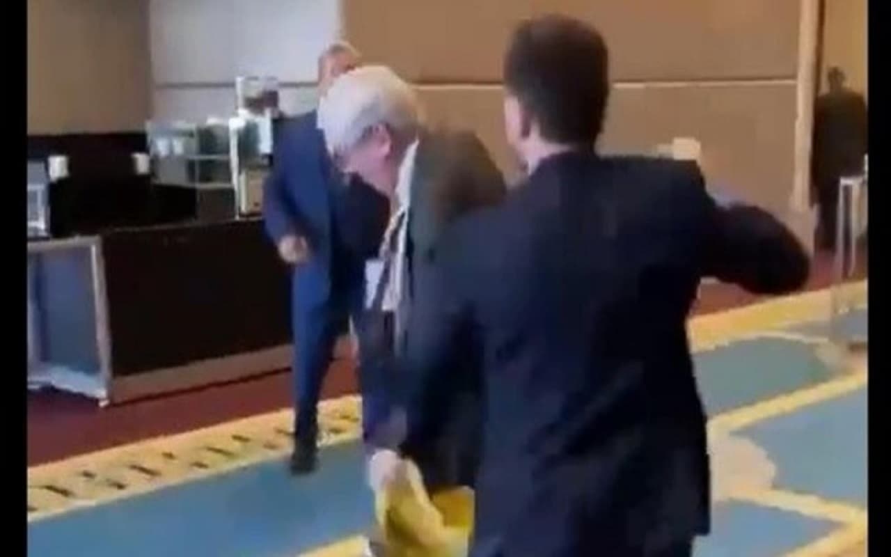 Video: рдпреВрдХреНрд░реЗрдиреА рд╕рд╛рдВрд╕рдж рдиреЗ рддреБрд░реНрдХреА рд╢рд┐рдЦрд░ рд╕рдореНрдореЗрд▓рди рдореЗрдВ рд░реВрд╕реА рдкреНрд░рддрд┐рдирд┐рдзрд┐ рдХреЛ рдкреАрдЯрд╛, рд╡реАрдбрд┐рдпреЛ рд╣реБрдЖ рд╡рд╛рдпрд░рд▓