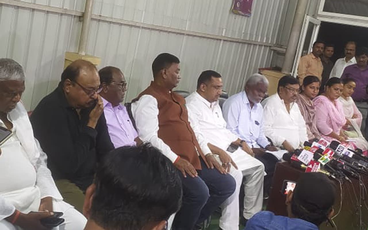 Jharkhand Political Crisis: महागठबंधन ने राज्यपाल से की फैसला सार्वजनिक करने की मांग Jharkhand Political Crisis: महागठबंधन ने राज्यपाल से की फैसला सार्वजनिक करने की मांग