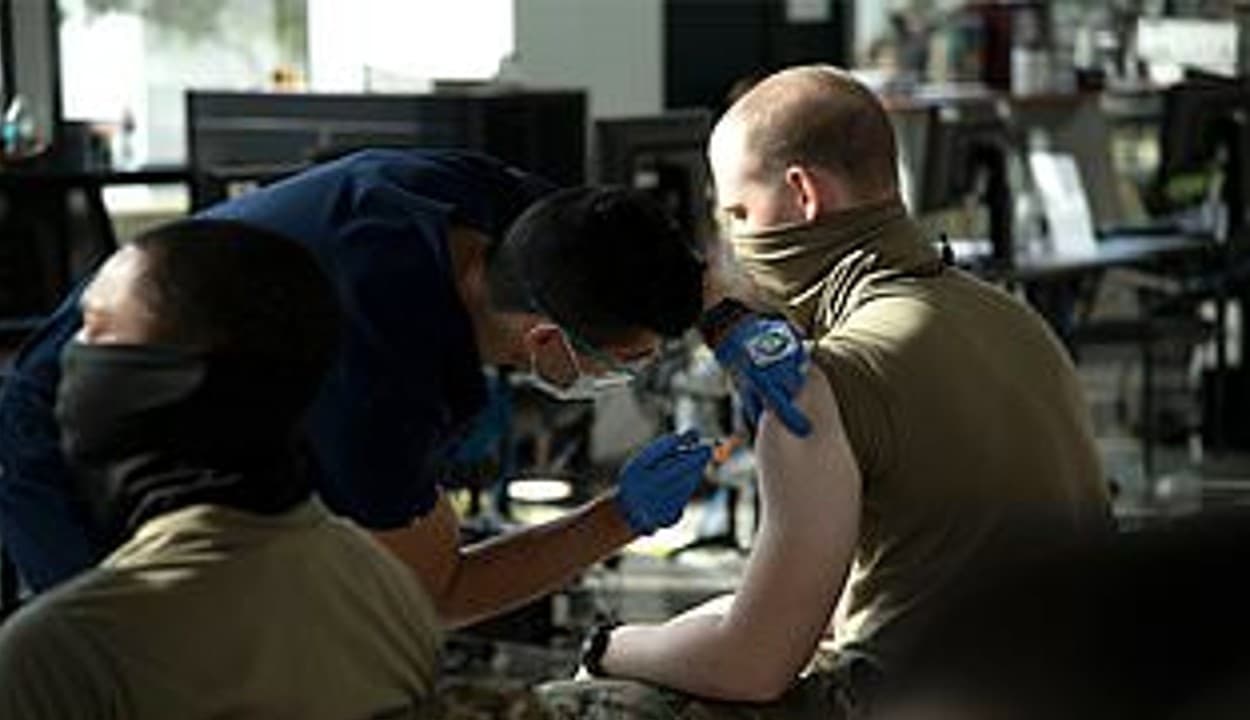 कोरोना टीका नहीं लगाने पर दुनिया में पहली बड़ी कार्रवाई, अमेरिका ने 27 वायु सैनिकों को नौकरी से निकाला