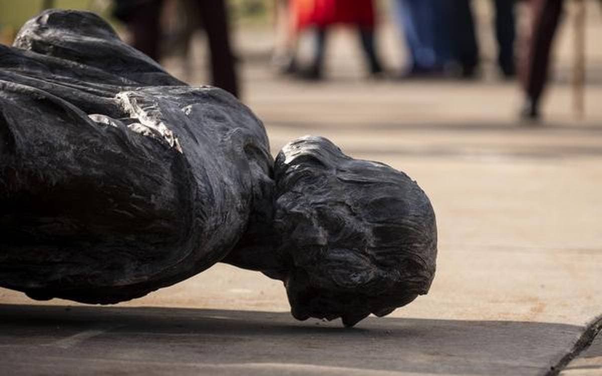 जॉर्ज फ्लॉयड की मौत के बाद दुनियाभर में ऐतिहासिक स्मारकों पर हमला