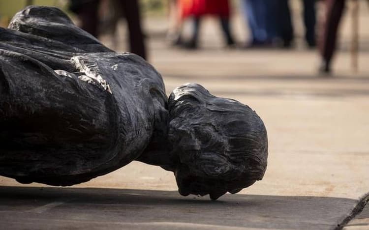 जॉर्ज फ्लॉयड की मौत के बाद दुनियाभर में ऐतिहासिक स्मारकों पर हमला