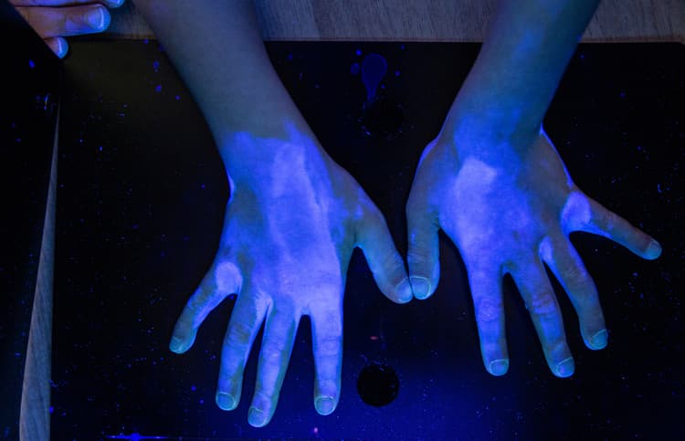 Covid19 : मिठाई-नमकीन, नकदी और जेवरात पर हो रही यूवी-सी किरणों की बौछार