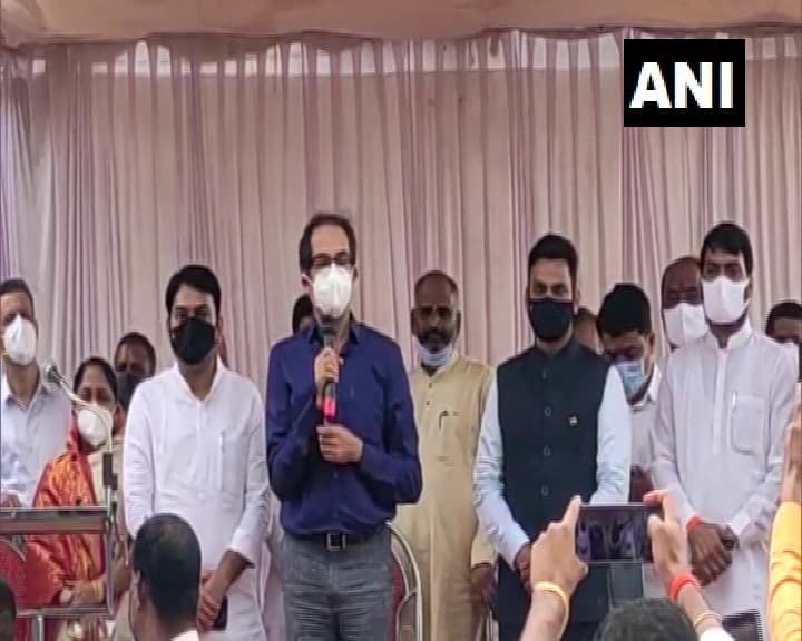 महाराष्ट्र के सांगली में उद्धव ठाकरे के काफिले को रोकने के क्रम में पुलिस और भाजपा कार्यकर्ताओं के बीच झड़प