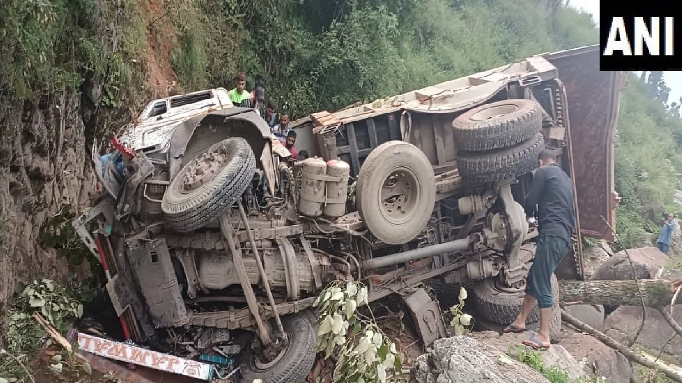 हादसों का गुरुवार! जम्मू-कश्मीर में नाले में गिरा ट्रक, तीन की मौत, महाराष्ट्र में छत ढहने से दो की गयी जान