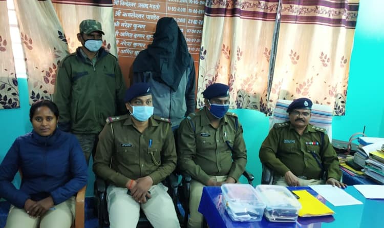 महिला समेत 2 टीपीसी उग्रवादी को लातेहार पुलिस ने विदेशी मुद्रा के साथ किया गिरफ्तार