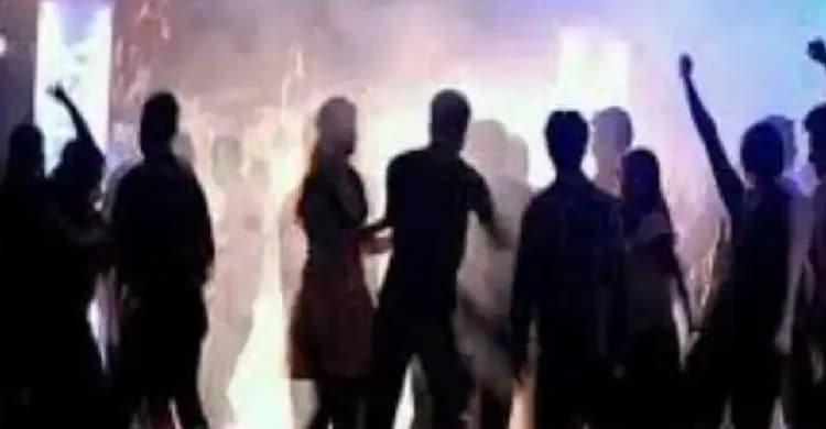 बीच समुद्र में रेव पार्टी, शाहरुख के बेटे आर्यन से पूछताछ जारी, 8 लोग हुए हैं गिरफ्तार