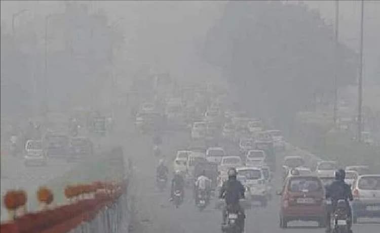 नोएडा स्टेडियम में मिल्खा सिंह की जगह लगा दी गयी फरहान अख्तर की तस्वीर,वायरल