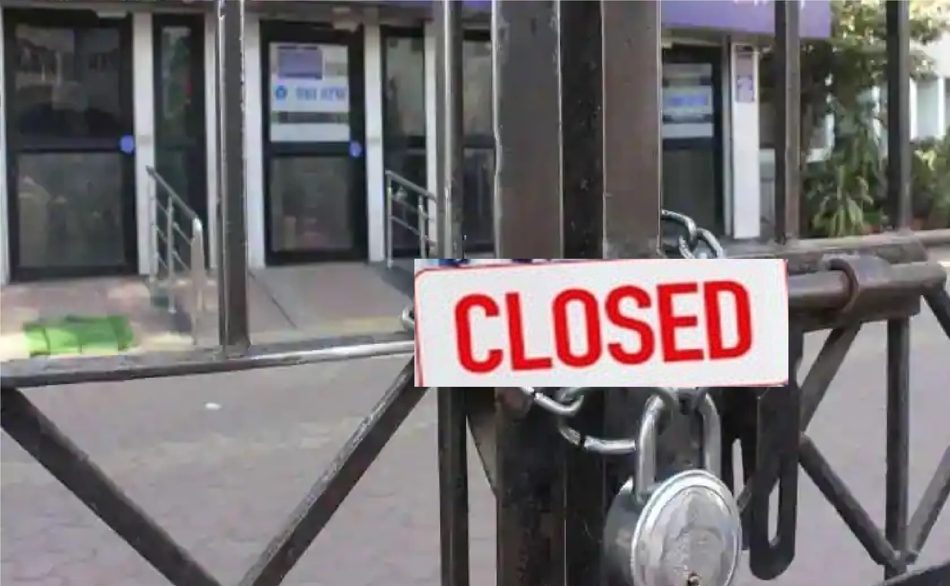 कभी इन अस्पतालों में रोगियों को देखते थे डॉक्टर, आज गाय व भैंस के बन गए खटाल, भूसा स्टोर के लिए होता है खंडहर भवन का उपयोग