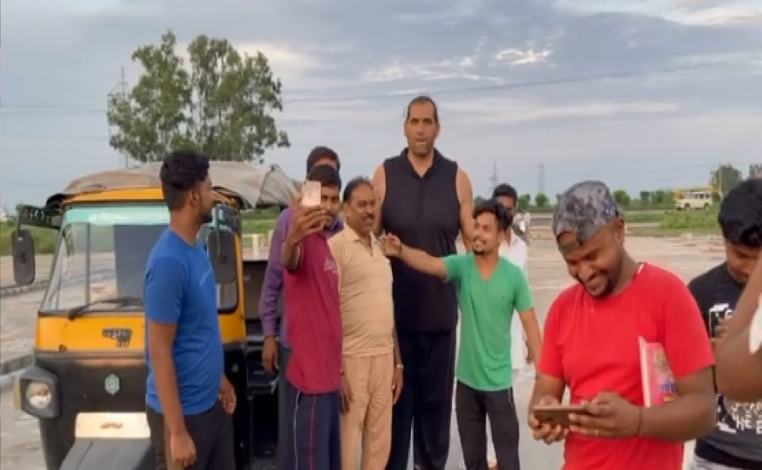 सवारी को पकड़ पकड़ कर ऑटो में बैठाया और ड्राइविंग सीट पर बैठ गये द ग्रेट खली, देखें वीडियो