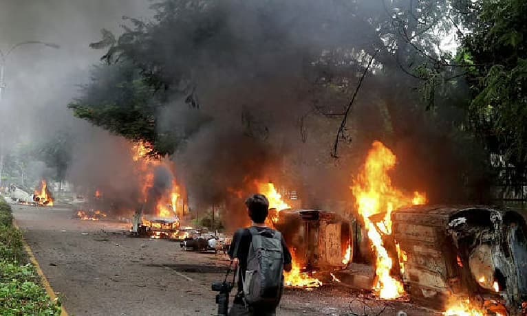 "दिल्ली दंगा" चार्जशीट दायर : 10 हजार से ज्यादा पन्ने, बॉक्स लेकर दो गाडि़यों में कोर्ट पहुंची पुलिस