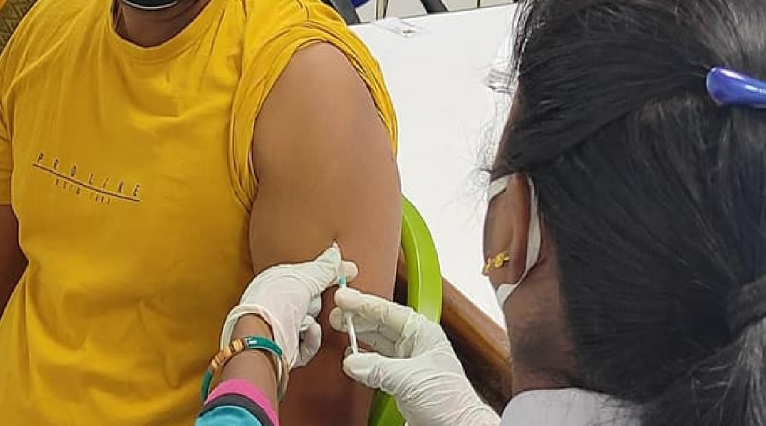 कोरोना के नये वेरिएंट पर कितनी प्रभावी है वैक्सीन, जानें एक डोज में आपके कितने हैं सुरक्षित