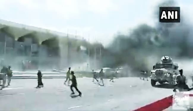 यमन के कैबिनेट मंत्रियों का जहाज उतरने के पहले अदन हवाई अड्डे पर विस्फोट, पांच लोगों की मौत, दर्जनों घायल, ...देखें VIDEO