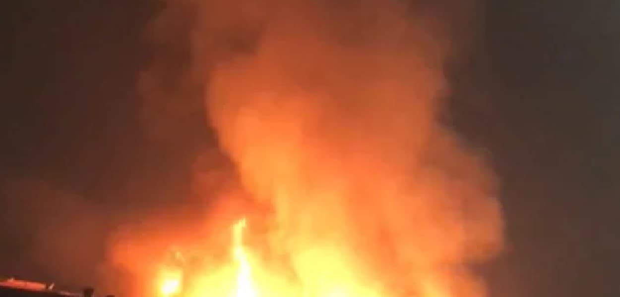 दिल्ली :लक्ष्मी नगर के मंगल बाजार स्थित
घर में लगी आग, एक व्यक्ति की मौत, दमकलकर्मी घायल