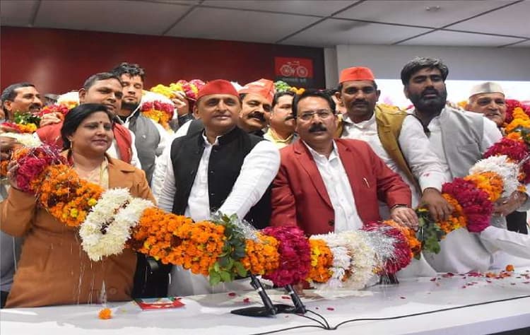 पटना में बोरिंग रोड चौराहे पर 'सहारा' के खिलाफ लोगों ने जमकर प्रदर्शन किया, घंटों तक लगा रहा भीषण जाम