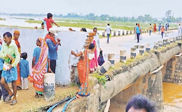 लखीसराय: किऊल नदी पर बना अस्थायी रास्ता लोगों के लिए खतरा, अंधेरे में अपराधी दे रहे घटना को अंजाम