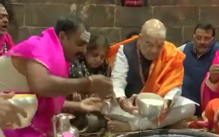तस्वीरों में गृह मंत्री अमित शाह के देवघर आगमन और बाबा बैद्यनाथ के मंदिर में पूजा-अर्चना की झलकियां
