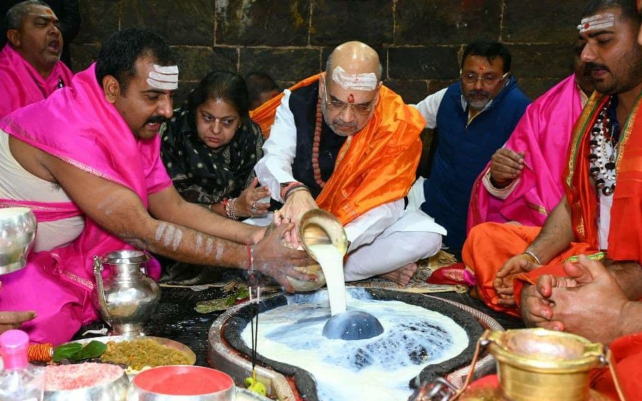देवघर में अमित शाह, षोड्शोपचार विधि से की बाबा बैद्यनाथ की पूजा-अर्चना की