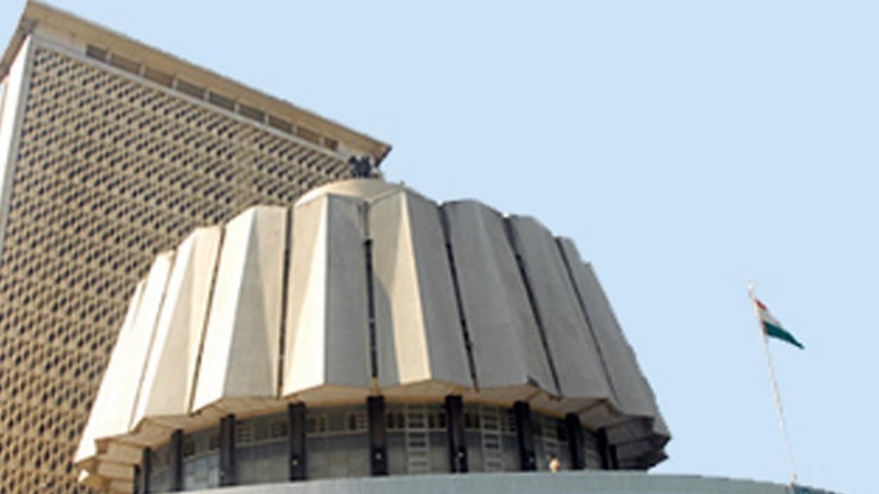 महाराष्ट्र विधानसभा में विपक्ष का हंगामा : भ्रष्ट होने का आरोप लगाकर सीएम शिंदे से की इस्तीफे की मांग