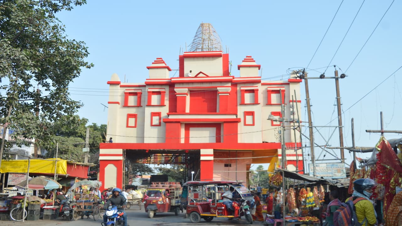 PHOTOS: भागलपुर में दुर्गा पूजा पंडालों की तस्वीरें देखिए, पूजन व आरती के लिए मंदिर पहुंच रहे भक्त..