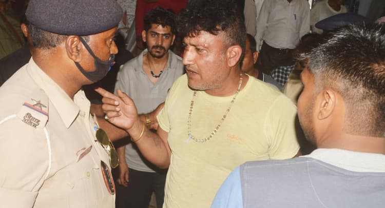 Bhagalpur: युवती से छेड़खानी के आरोप में मनचले अधेड़ की हुई बीच सड़क पर पिटाई